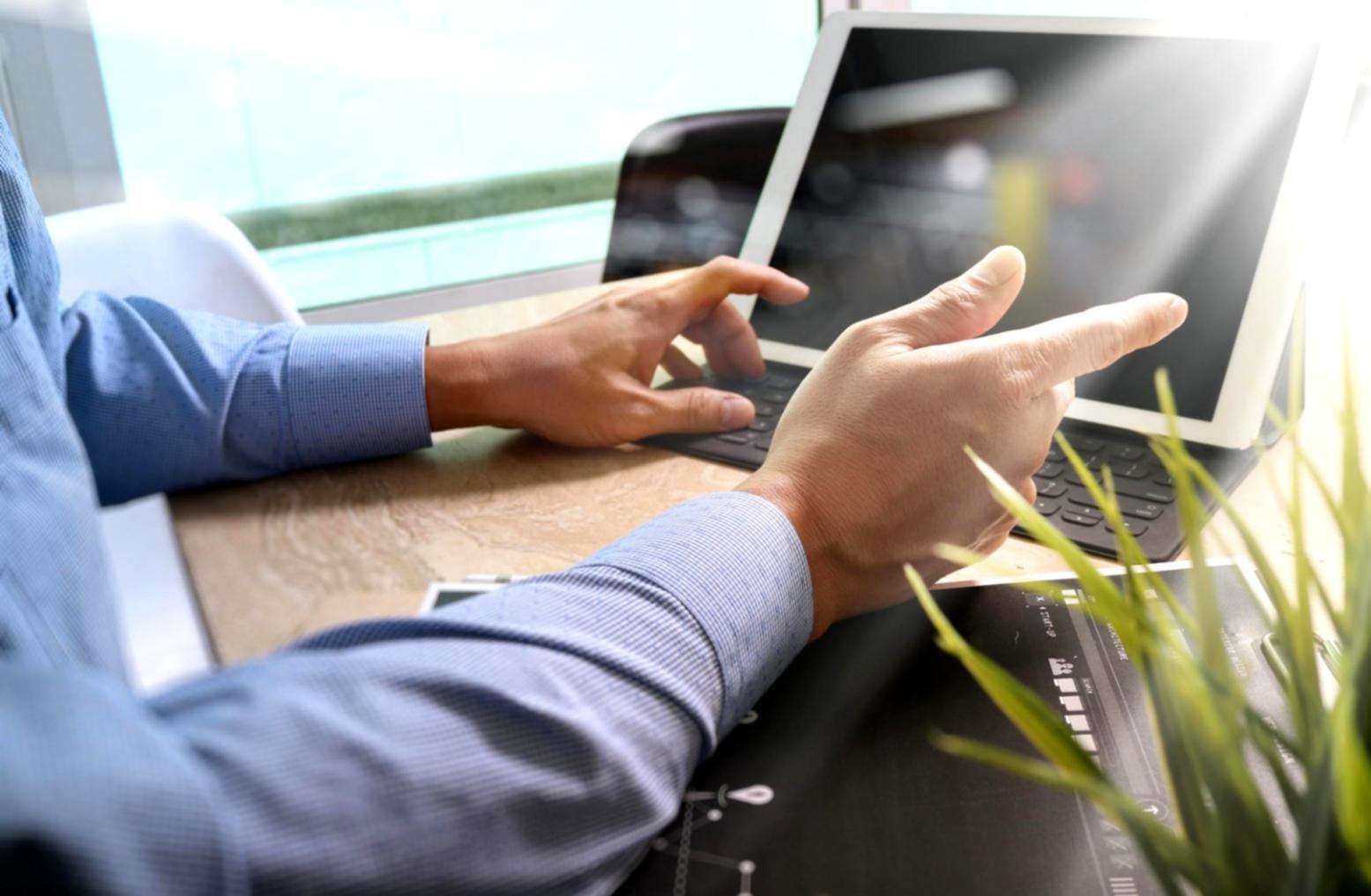 Fortgeschrittene SEO-Analyse-Tools auf einem Bildschirm